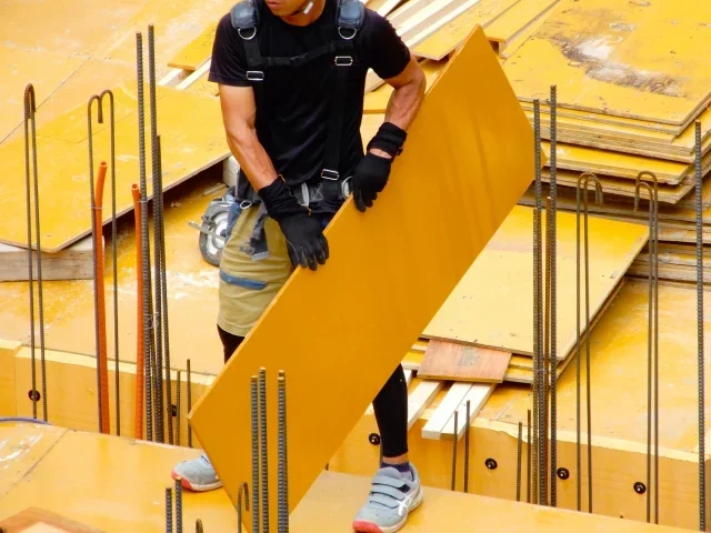 【正社員】型枠大工／【東京・型枠】<CR>日給2万可！寮完備でスグ新生活